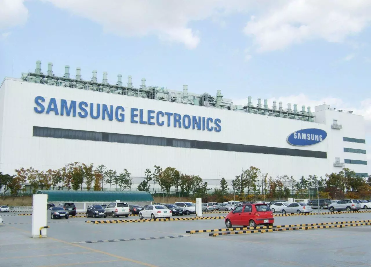 Samsung Revs Up the Automation Engine: Human-Free Fabs in 6 Years? Samsung Revs Up the Automation Engine: Human-Free Fabs in 6 Years?
