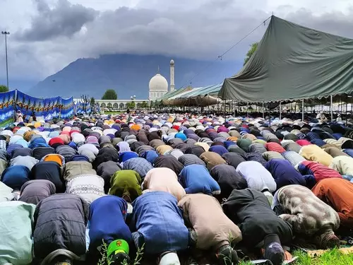 J&K: Thousands congregate for prayers on last Friday of Ramadan