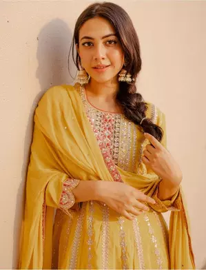 Reem Shaikh channels her inner ‘shaayar’ as she strikes a pose in bright salwar suit Reem Shaikh channels her inner ‘shaayar’ as she strikes a pose in bright salwar suit
