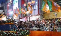 Rousing reception to PM Modis roadshow in Jabalpur
