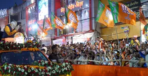 Rousing reception to PM Modis roadshow in Jabalpur