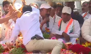 Man carrying gun garlands Karnataka CM, BJP slams Congress for rowdyism