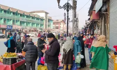 Markets overflow with shoppers on Eid eve in Kashmir