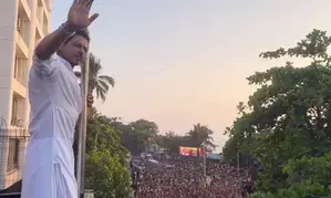 SRK, son AbRam greet sea of fans outside Mannat; may Allah bless us all with love’