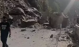 Jammu Srinagar national highway shuts due to stone slide