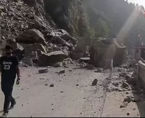 Jammu Srinagar national highway shuts due to stone slide