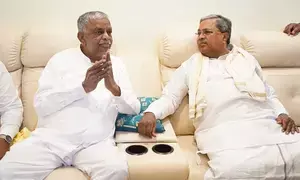 Siddaramaiah meets veteran BJP leader Srinivas Prasad, seeks support for Congress
