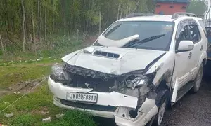 J&K: Woman killed, seven injured in Pulwama road accident
