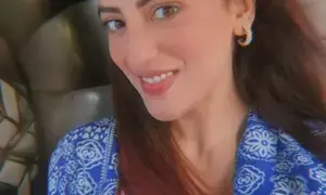 Bhojpuri actress Akshara Singh enjoys autorickshaw ride to work