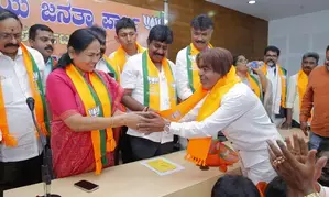 Former Congress MLA Akhanda Srinivas Murthy joins BJP in Karnataka
