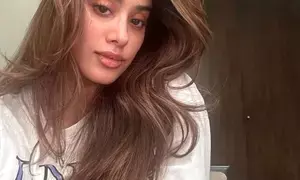Janhvi Kapoor flaunts her manes, asks for achhe hair days every day