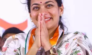 Amid show of strength, Congress’ Praniti Shinde files nomination from Solapur