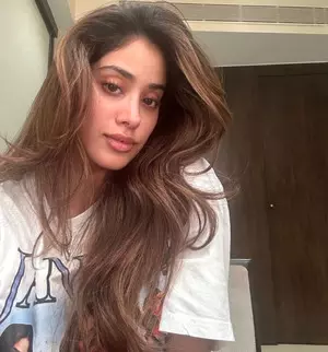 Janhvi Kapoor flaunts her manes, asks for achhe hair days every day