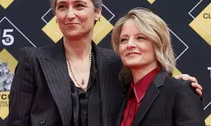 Jodie Foster marks 10th anniv with wife at hand and footprint ceremony
