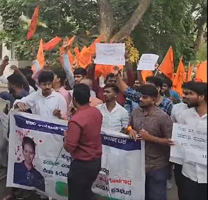 Protesters lay siege to K’taka HM’s residence demanding punishment for MCA student’s killer Protesters lay siege to K’taka HM’s residence demanding punishment for MCA student’s killer