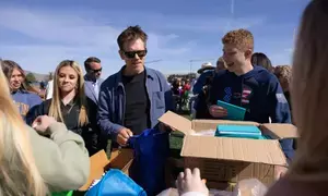 Kevin Bacon returns to ‘Footloose’ high school, celebrates films 40th anniversary