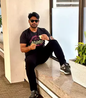 Bhojpuri actor Dev Singh enjoys ice-cream; says garmi ka maza thande mein Bhojpuri actor Dev Singh enjoys ice-cream; says garmi ka maza thande mein