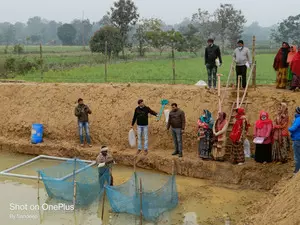 UP women farmers integrate agriculture with fish farming