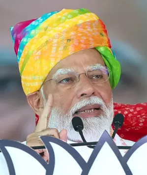 PM Modi Accuses Congress of Wealth Redistribution to Large Families, BJP Shares Dr. Manmohan Singhs Remarks