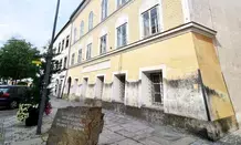 Germans visiting Hitlers birthplace charged with violating Nazi act