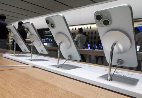 Apple showcases iPhone 15’s durability in an auto rickshaw in India Apple showcases iPhone 15’s durability in an auto rickshaw in India