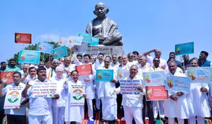 Congress stages protest in K’taka condemning Centre over drought relief Congress stages protest in K’taka condemning Centre over drought relief