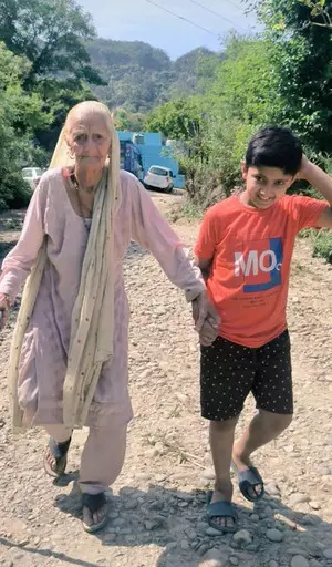 Voters, old and young, continue to throng polling centres in Jammu-Reasi LS seat (Lead)