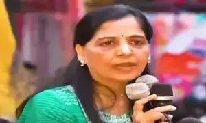 Emotional Start: Sunita Kejriwals roadshow for LS polls highlights husbands plight