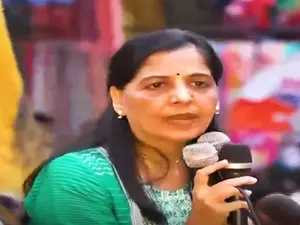 Emotional Start: Sunita Kejriwals roadshow for LS polls highlights husbands plight
