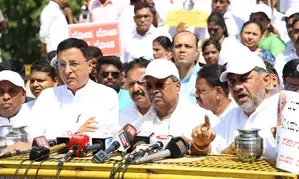 Ktaka govt stages protest against Centre over drought relief
