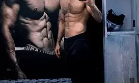 Karan Wahi flaunts his picture-perfect washboard abs in gym mirror selfie