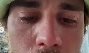 Justin Bieber tears up his Instagram pictures leaving fans concerned