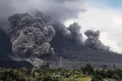 Indonesias Ibu volcano erupts, ash up to 3.5 km Indonesias Ibu volcano erupts, ash up to 3.5 km