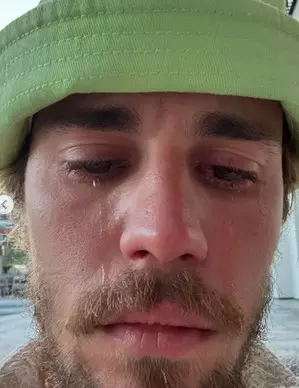 Justin Bieber tears up his Instagram pictures leaving fans concerned