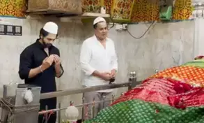 Taha Shah Badussha visits Mahim Dargah to seek divine blessings,  offers chadar