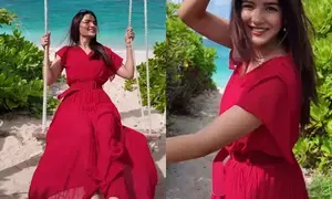 Jasmine Bhasin enjoys a swing in secret beach in Mauritius, calls it paradise