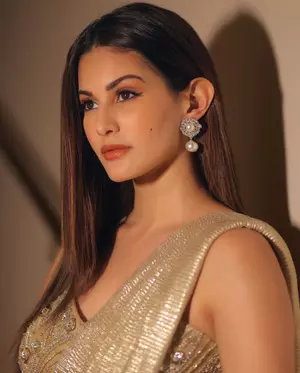 Amyra Dastur shimmers in a golden saree; says winging it - life, eyeliner, everything Amyra Dastur shimmers in a golden saree; says winging it - life, eyeliner, everything