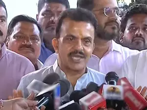 Sanjay Nirupam to make ghar wapasi in Shiv Sena on Friday