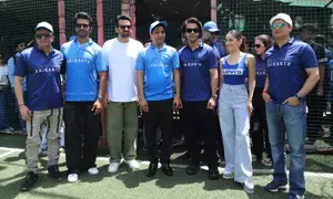 Rajkummar Rao, Srikanth Bolla beat Mumbai heat to play cricket with visually impaired children