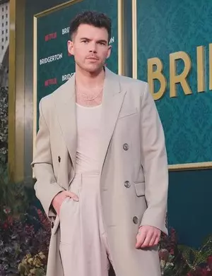 Luke Newton got some tips from past ‘Bridgerton’ leading men Luke Newton got some tips from past ‘Bridgerton’ leading men