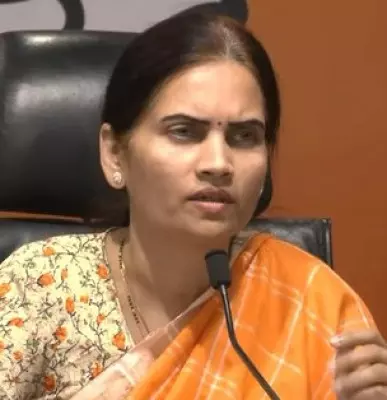 LS polls: Hemant Godse, Bharati Pawar file nominations for Nashik & Dindori seats