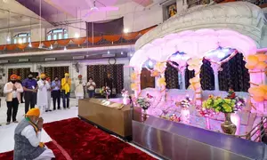 PM Modi prays at Kanpur gurdwara along with CM Yogi