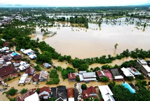 Death toll from Indonesias flooding, landslides rises to 15
