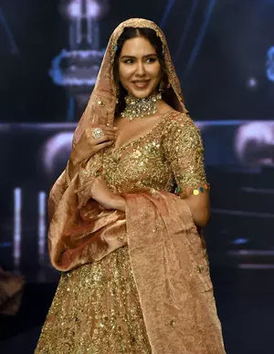 Sonam Bajwa turns into royal Punjabi bride’ as she walks the runway in lehenga Sonam Bajwa turns into royal Punjabi bride’ as she walks the runway in lehenga