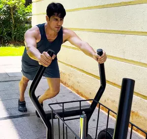Sidharth Malhotra sweats it out in the sun; fans say old Siddy is back