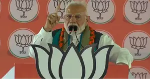 PM Modi uses Hyderabad lingo, takes jibe at AIMIM