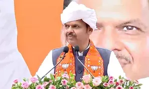 Whenever his party becomes weak, Sharad Pawar joins Congress, taunts Fadnavis