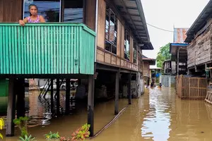 Death toll in Indonesias flash flood rises to 34 (Lead)