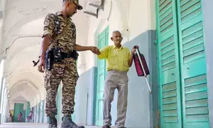 4th phase of polling concludes in Bengal amid reports of violence; 75.66 pc turnout till 5 pm (Ld)