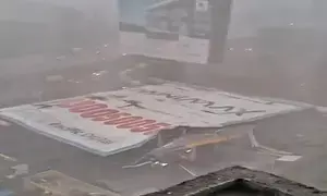 Mumbai dust-storm: 3 killed, 60 hurt as hoarding and vertical steel parking lot crash (2nd Ld)